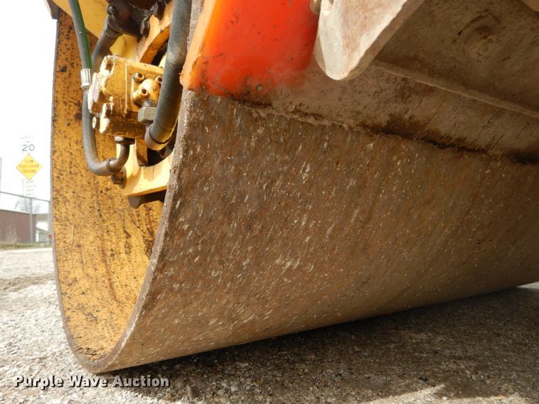 image for item GB9835 2004 Bomag BW100AD-3 double drum roller