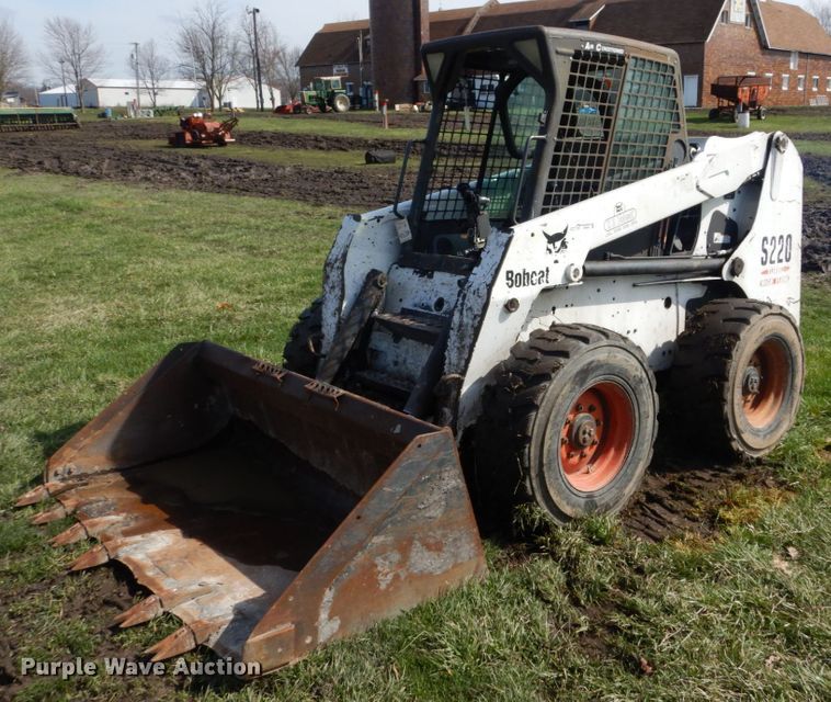 image for item GB9885 2005 Bobcat S220  skid steer loader