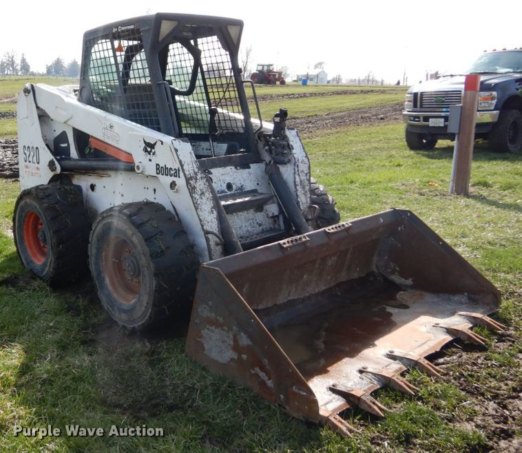 image for item GB9885 2005 Bobcat S220  skid steer loader