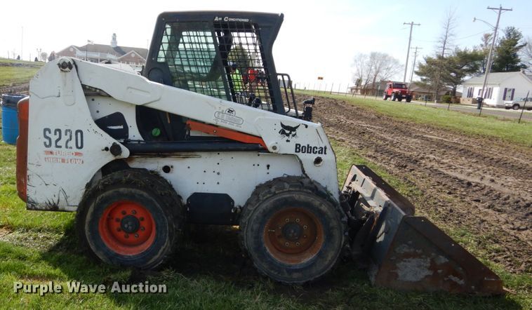 image for item GB9885 2005 Bobcat S220  skid steer loader