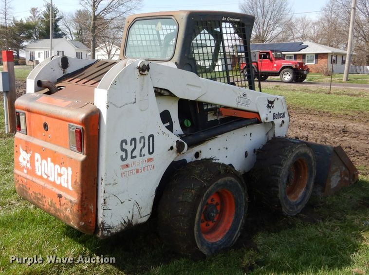 image for item GB9885 2005 Bobcat S220  skid steer loader