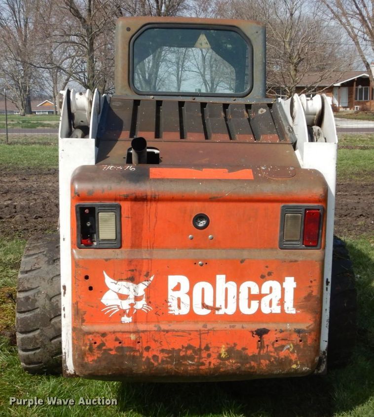 image for item GB9885 2005 Bobcat S220  skid steer loader