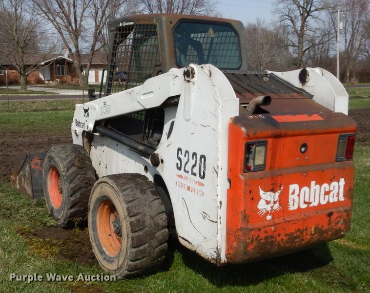 image for item GB9885 2005 Bobcat S220  skid steer loader