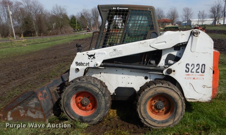 image for item GB9885 2005 Bobcat S220  skid steer loader