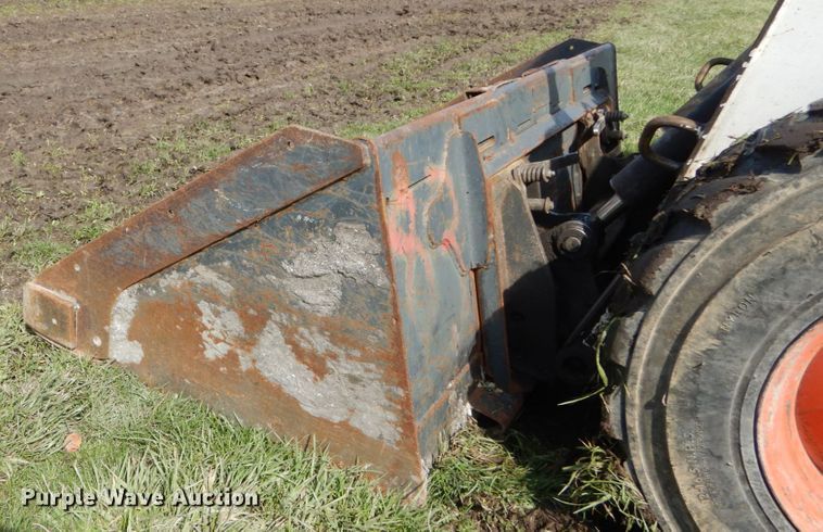 image for item GB9885 2005 Bobcat S220  skid steer loader