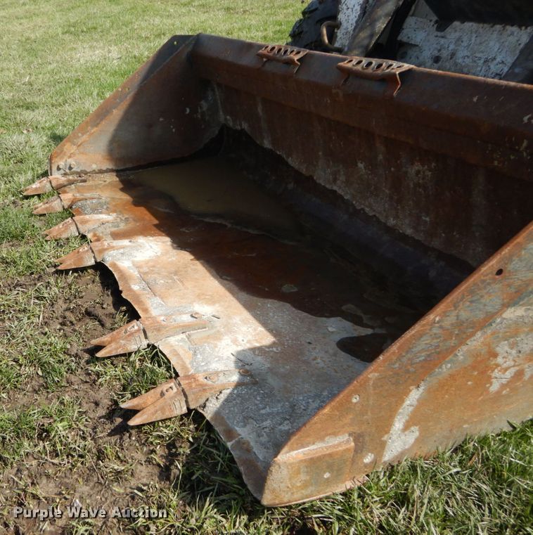 image for item GB9885 2005 Bobcat S220  skid steer loader