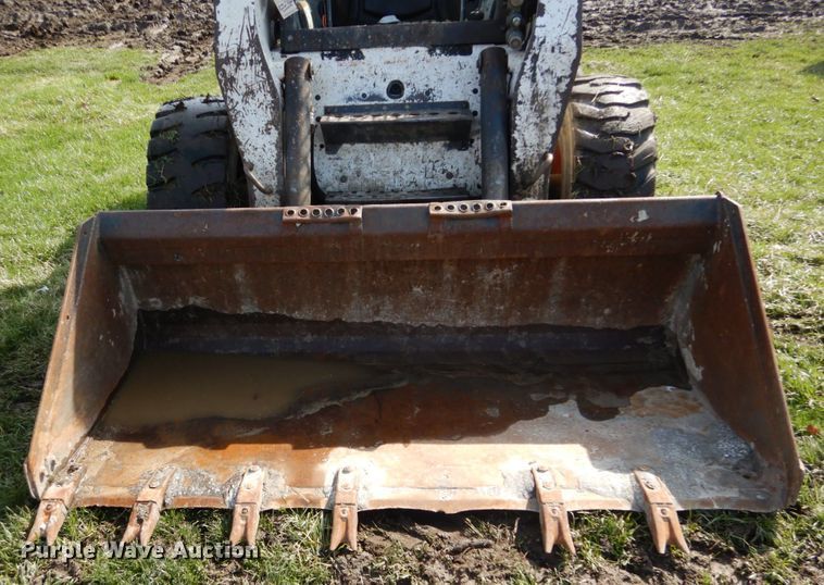 image for item GB9885 2005 Bobcat S220  skid steer loader