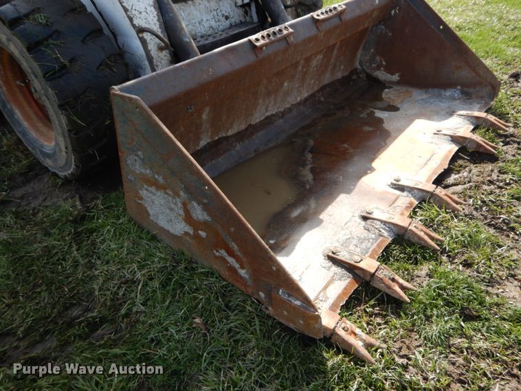 image for item GB9885 2005 Bobcat S220  skid steer loader