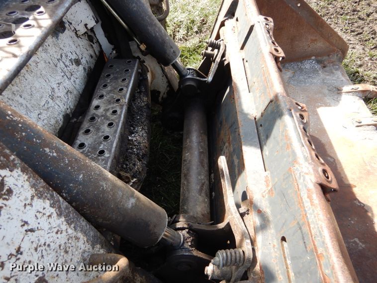 image for item GB9885 2005 Bobcat S220  skid steer loader