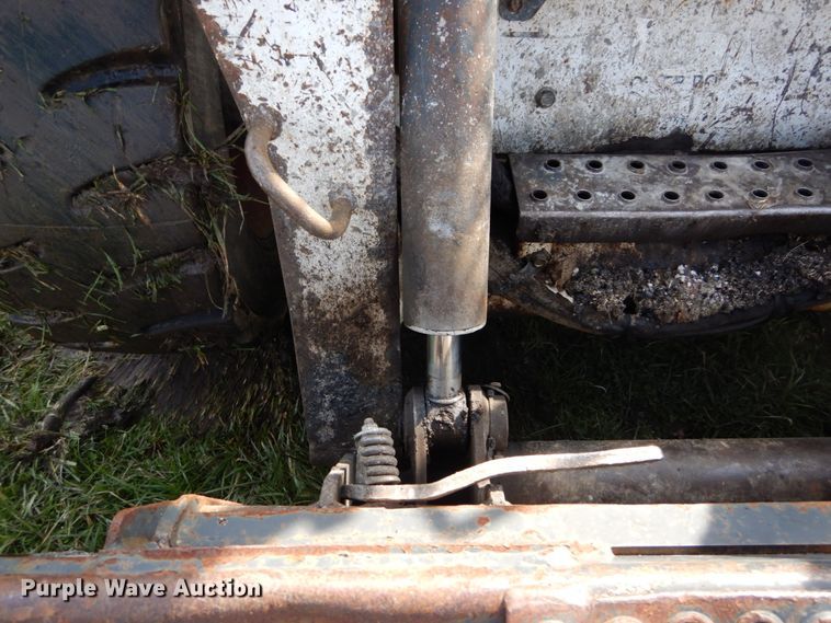 image for item GB9885 2005 Bobcat S220  skid steer loader