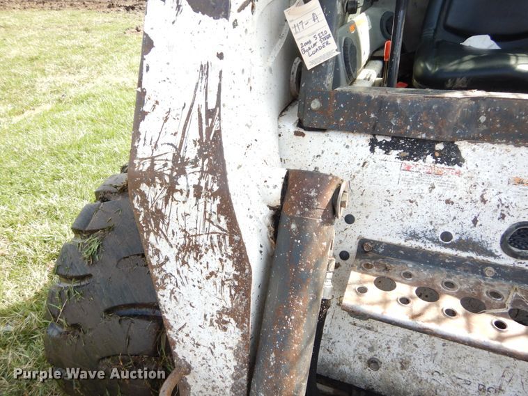 image for item GB9885 2005 Bobcat S220  skid steer loader
