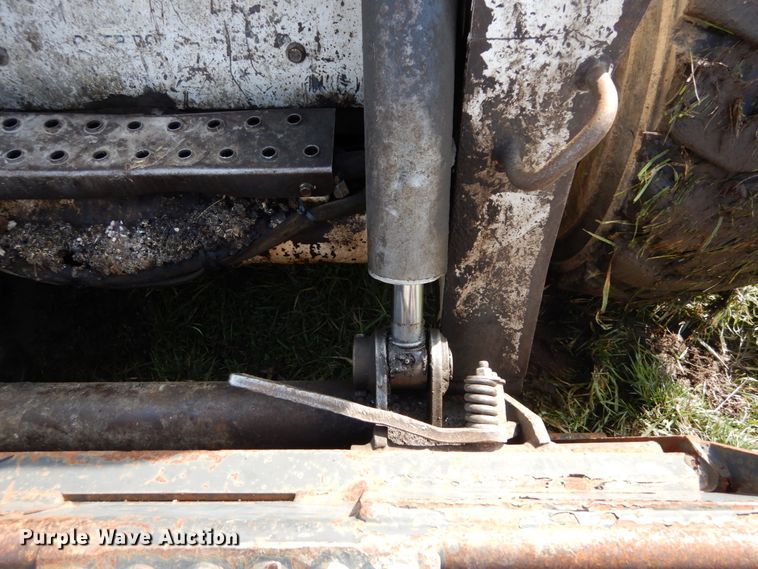 image for item GB9885 2005 Bobcat S220  skid steer loader