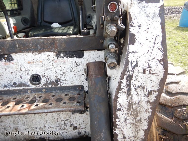 image for item GB9885 2005 Bobcat S220  skid steer loader