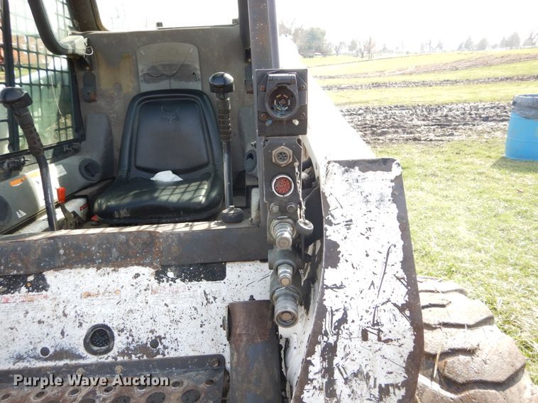 image for item GB9885 2005 Bobcat S220  skid steer loader