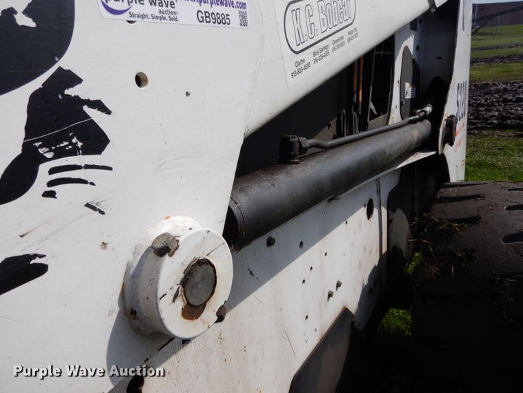 image for item GB9885 2005 Bobcat S220  skid steer loader