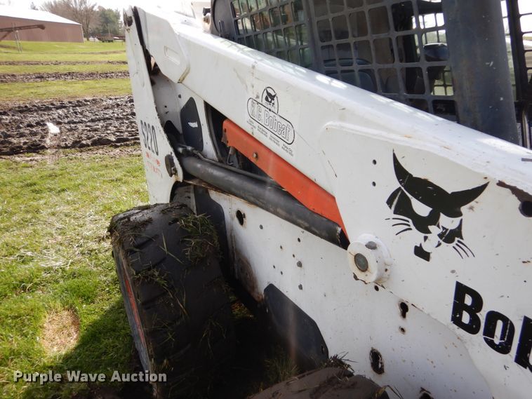 image for item GB9885 2005 Bobcat S220  skid steer loader