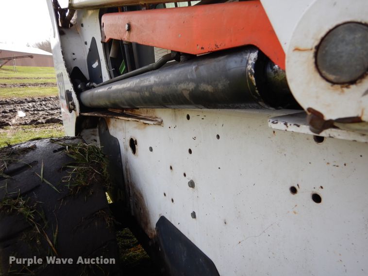 image for item GB9885 2005 Bobcat S220  skid steer loader