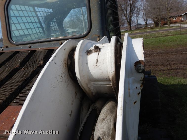 image for item GB9885 2005 Bobcat S220  skid steer loader