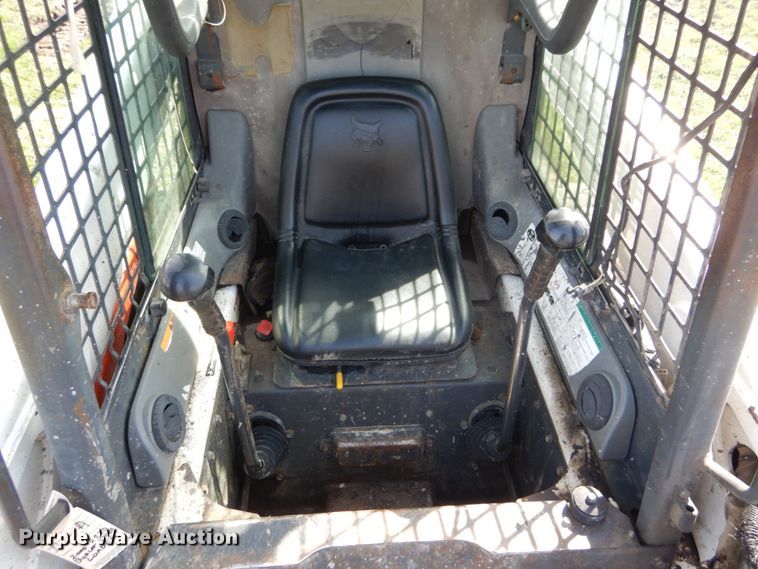 image for item GB9885 2005 Bobcat S220  skid steer loader