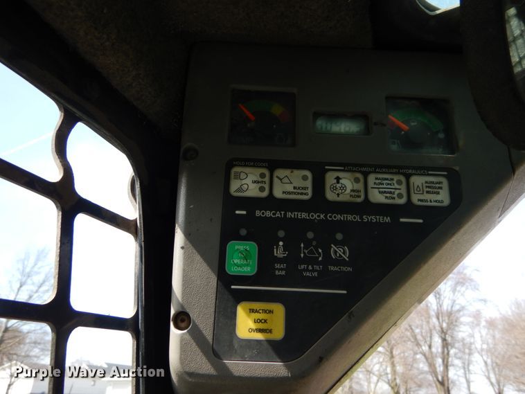 image for item GB9885 2005 Bobcat S220  skid steer loader