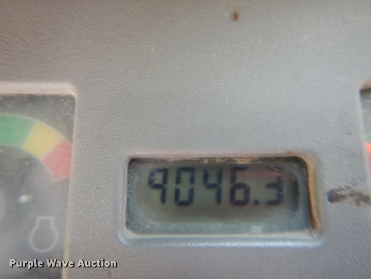 image for item GB9885 2005 Bobcat S220  skid steer loader