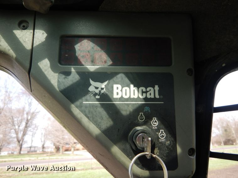 image for item GB9885 2005 Bobcat S220  skid steer loader
