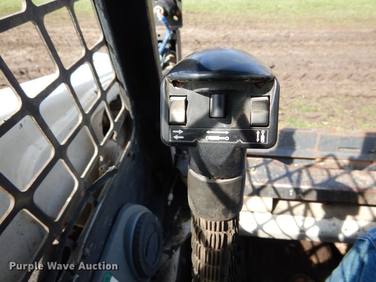 image for item GB9885 2005 Bobcat S220  skid steer loader