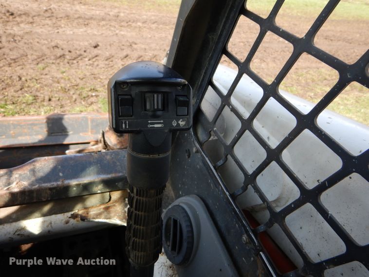 image for item GB9885 2005 Bobcat S220  skid steer loader