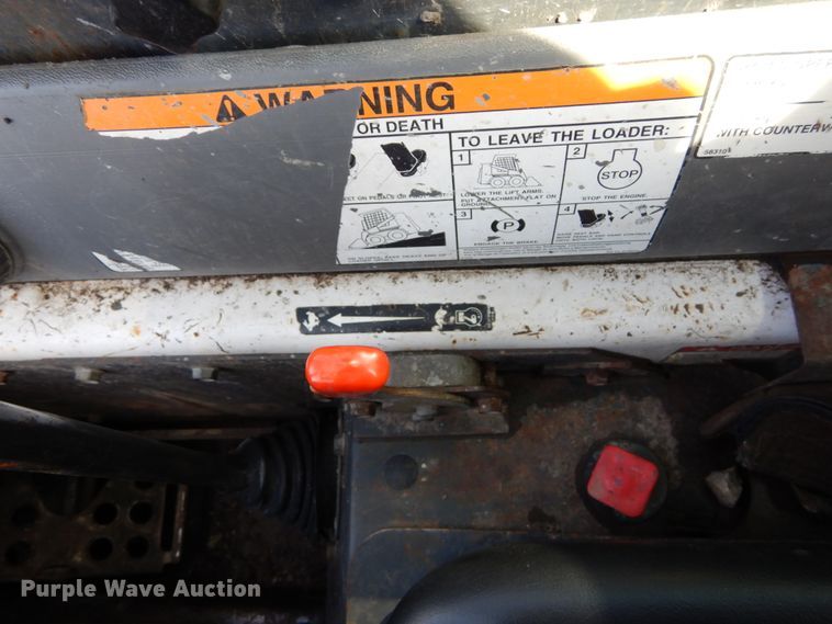 image for item GB9885 2005 Bobcat S220  skid steer loader