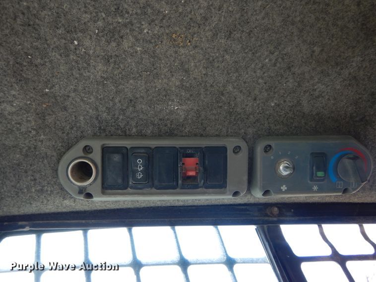 image for item GB9885 2005 Bobcat S220  skid steer loader