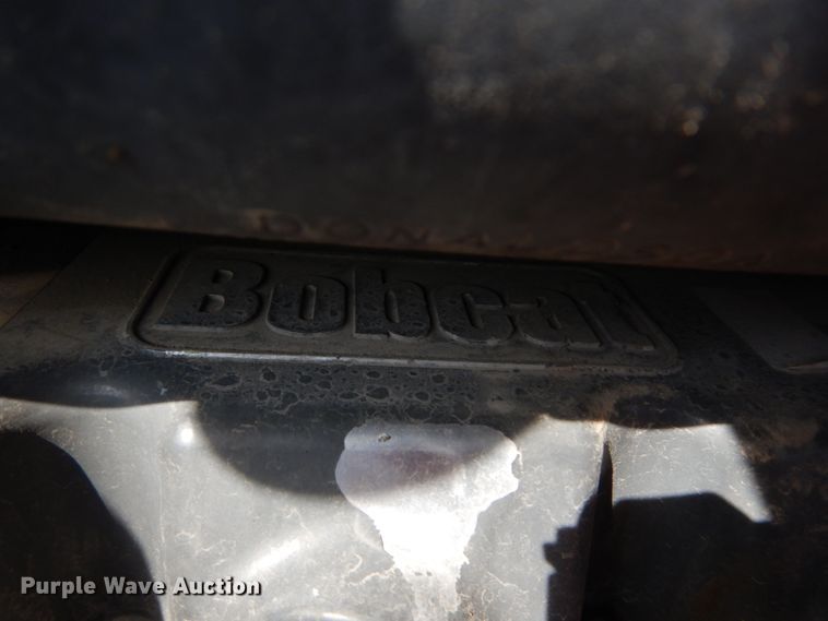 image for item GB9885 2005 Bobcat S220  skid steer loader