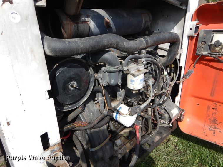 image for item GB9885 2005 Bobcat S220  skid steer loader