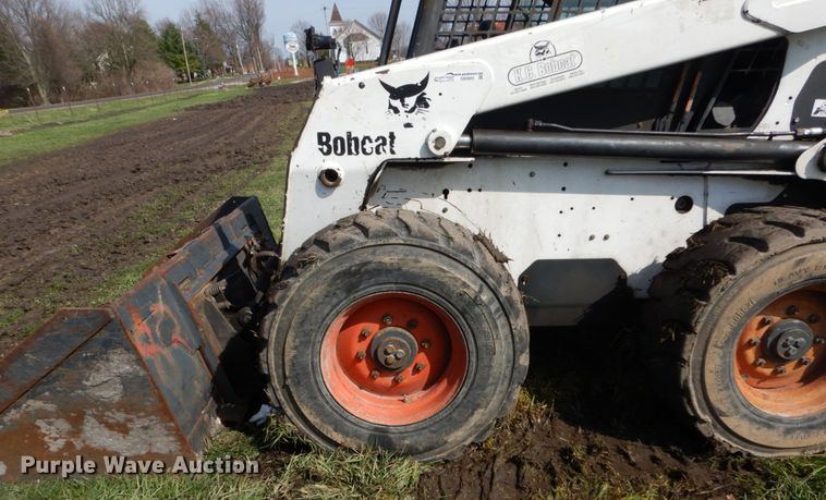 image for item GB9885 2005 Bobcat S220  skid steer loader