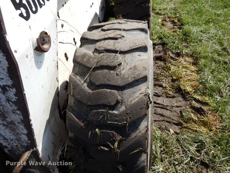 image for item GB9885 2005 Bobcat S220  skid steer loader