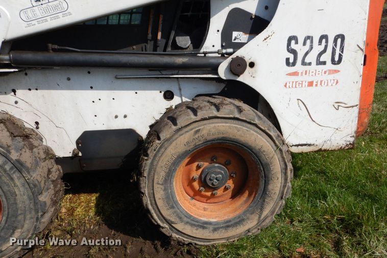 image for item GB9885 2005 Bobcat S220  skid steer loader