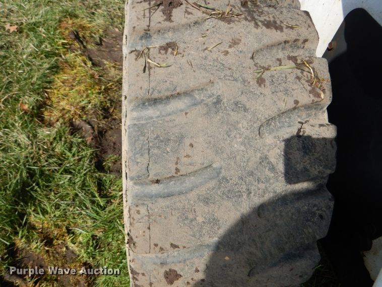 image for item GB9885 2005 Bobcat S220  skid steer loader