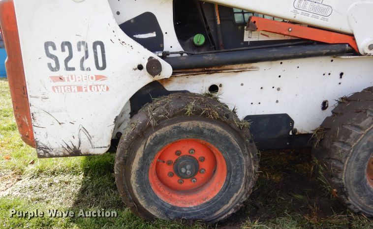 image for item GB9885 2005 Bobcat S220  skid steer loader