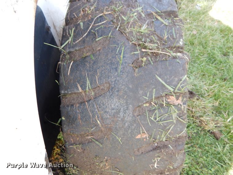 image for item GB9885 2005 Bobcat S220  skid steer loader