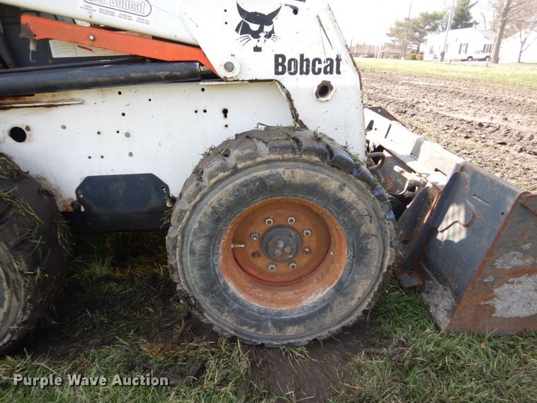image for item GB9885 2005 Bobcat S220  skid steer loader