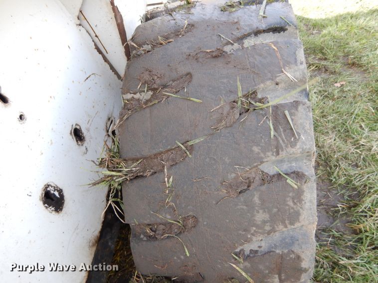 image for item GB9885 2005 Bobcat S220  skid steer loader