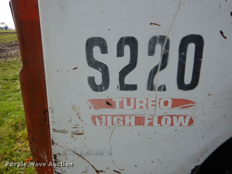 image for item GB9885 2005 Bobcat S220  skid steer loader