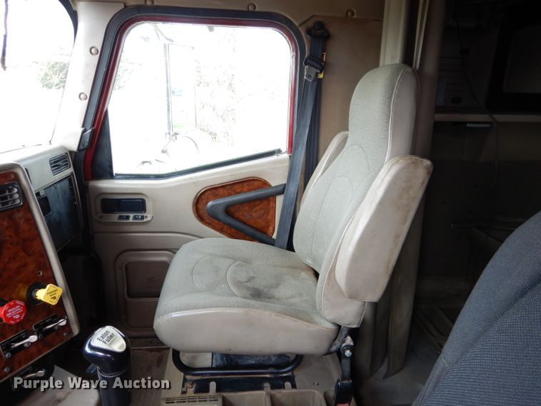 image for item GK9102 2006 International 9900i semi truck