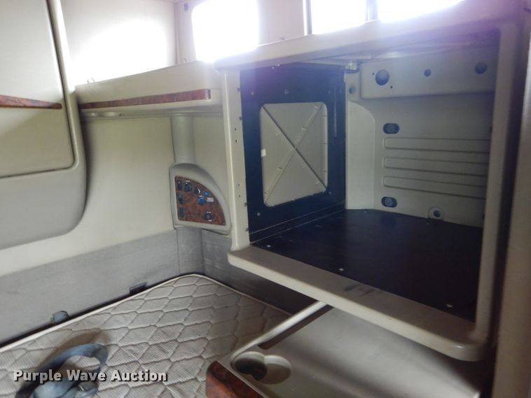 image for item GK9102 2006 International 9900i semi truck