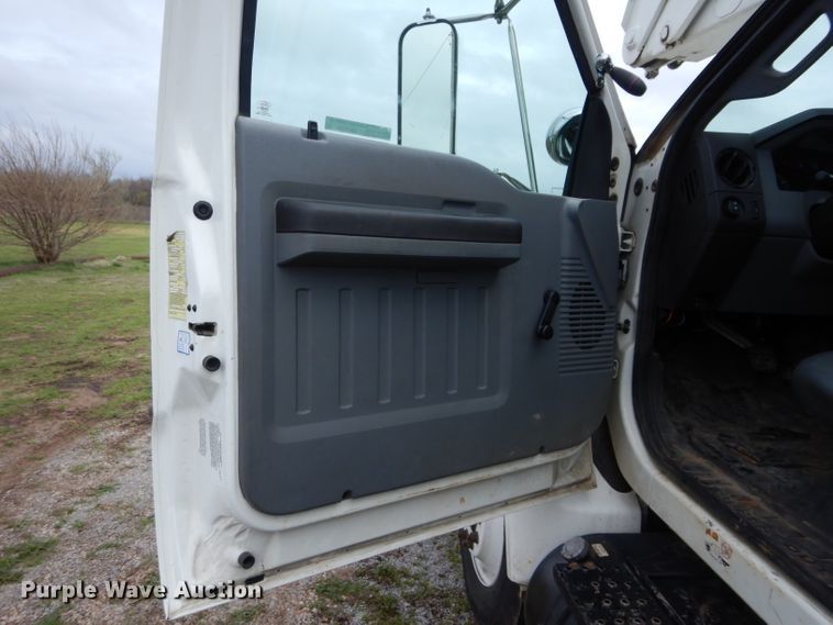 2012 Ford F750 bucket truck in El Reno, OK Item GK9115 sold Purple Wave