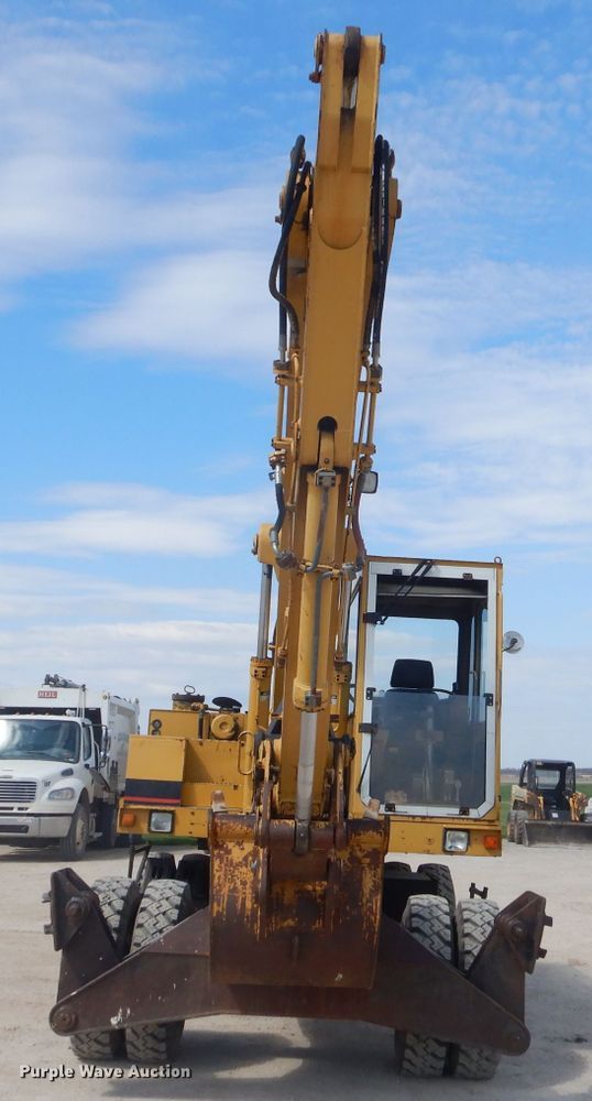 image for item GP9029 1986 Caterpillar 212 rubber tired excavator