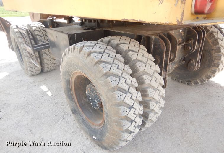 image for item GP9029 1986 Caterpillar 212 rubber tired excavator