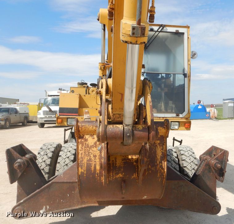 image for item GP9029 1986 Caterpillar 212 rubber tired excavator
