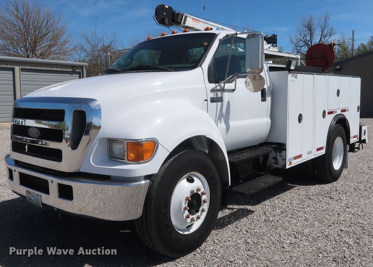 image for item GS9838 2007 Ford F650 Super Duty XLT utility bed truck with crane