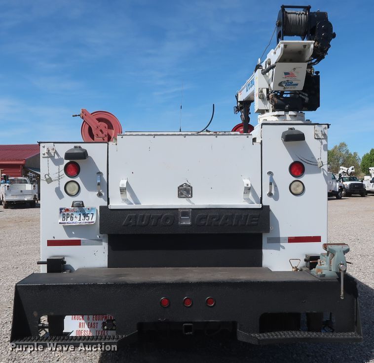 image for item GS9838 2007 Ford F650 Super Duty XLT utility bed truck with crane