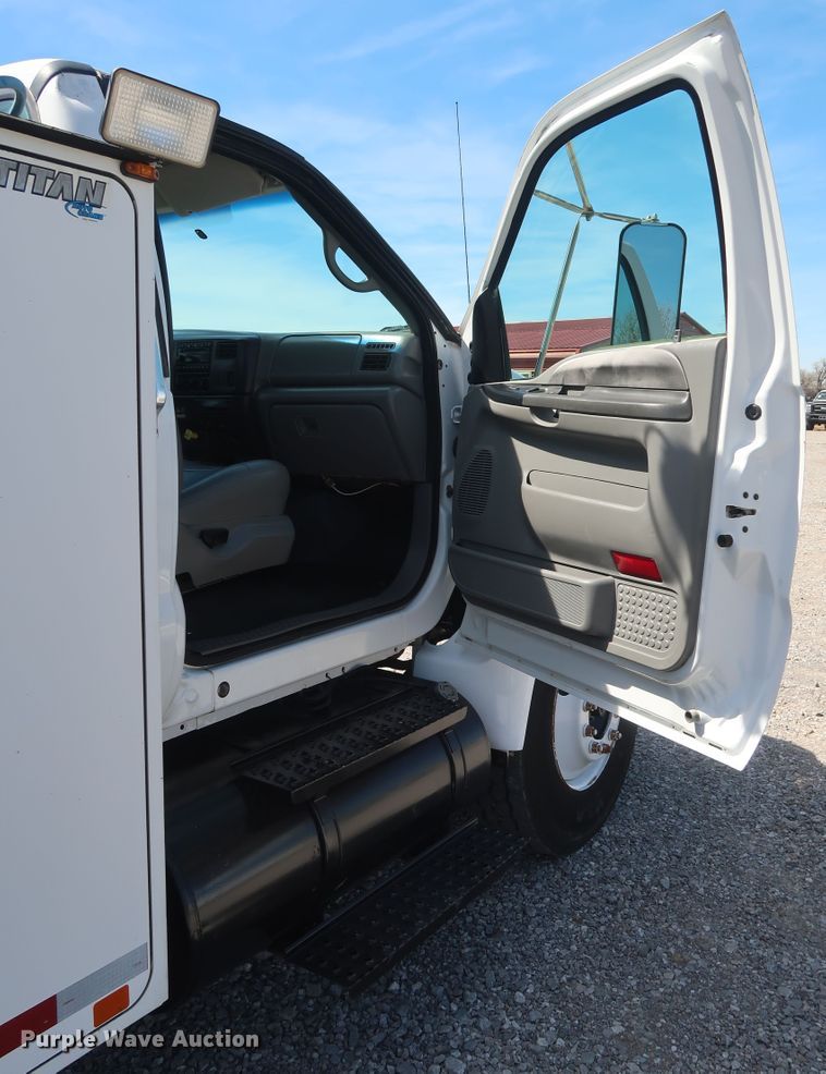 image for item GS9838 2007 Ford F650 Super Duty XLT utility bed truck with crane